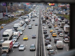 Мокрая дорога и шесть баллов: утренние пробки в Москве задержались до полудня 18 ноября