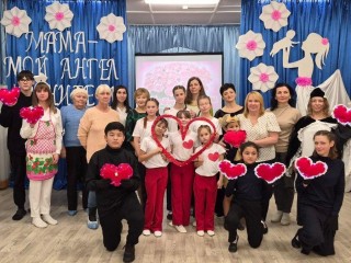 Мама — это целый мир: как дети из Семейного центра «Маяк» подарили праздник самым дорогим людям