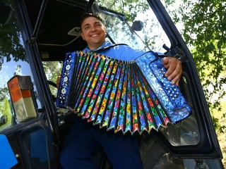 Собранные на благотворительных концертах миллионы гармонист  из Подмосковья отправляет на СВО