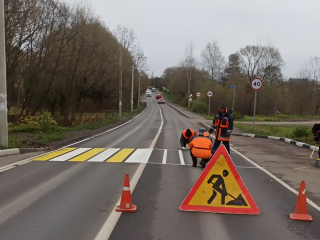 «Зебру» обновили у автобусной остановки в Селятине