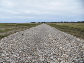 В Лотошине отсыпали щебнем дорогу от деревни Володино до местного кладбища
