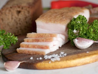 Молодость, потенцию и стройную фигуру обещают врачи любителям сала