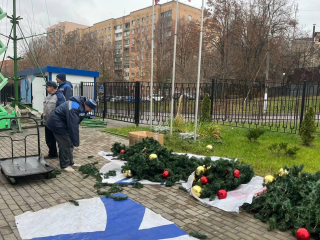 Огромную елку с красной звездой монтируют возле Академии хоккея им. В. В. Петрова