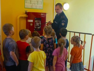 Урок от настоящих героев: пожарные провели для воспитанников детсада в Серебряных Прудах мастер-класс по безопасности