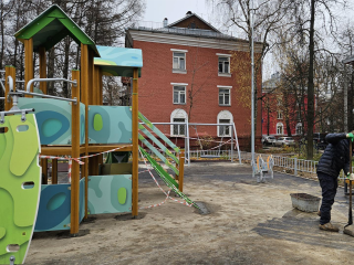 Современную площадку с резиновым покрытием оборудовали на Октябрьской улице