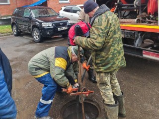 Специалисты прочистили коллектор с засором у дома 84/1 на Московской