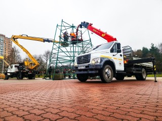 Главную новогоднюю ель высотой 16 метров устанавливают на площади Центра культурного развития «Вертикаль» в Пущине