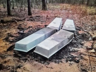Поврежденные огнем цинковые гробы обнаружили на кладбище в Саурове