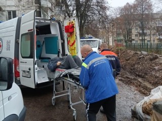Спасатели помогли медикам госпитализировать пенсионера в Кашире