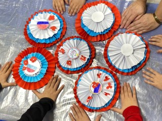 Творчество в цветах триколора: дети создали яркие изделия на мастер-классе