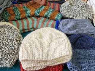 Опасно ли носить чужие вещи: ответ батюшки проясняет все — бояться нужно не одежды