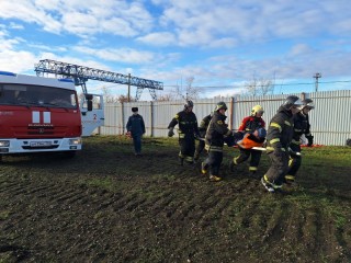 В Воскресенске спасатели отработали действия при разливе нефти на железной дороге