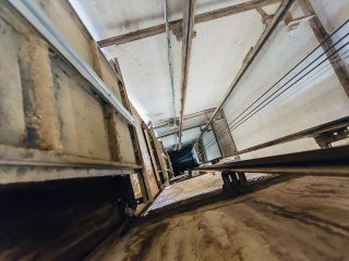 В Долгопрудном мужчина регулярно взламывает люк лифта и лезет в шахту