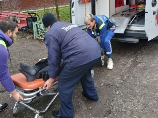 «Инсульт сковал, не мог подняться»: спасатели выносили на носилках мужчину с пятого этажа после удара