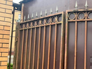 Власти Наро-Фоминска потребовали демонтировать незаконные ограды у дома на Рижской