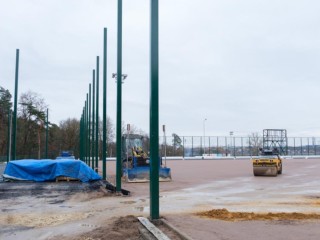 На стадионе «Полет» приступили к монтажу нового футбольного покрытия