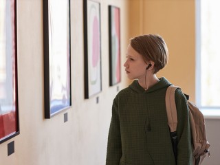 Родные пейзажи в золотом свете: новую выставку открывают в библиотеке