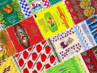 «Белочка», «Мишка на Севере», «Аленка»: в Дубне открылась выставка с фантиками времен СССР