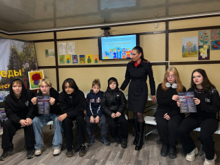 Наро-Фоминский полицейский научила подростков правилам безопасности в интернете