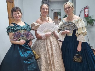 Осенний бал «Вальс поколений» собрал вместе школьников и выпускников в Ивантеевке