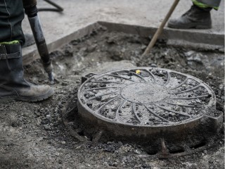 Опасный «танцующий» люк отремонтируют на Литейной улице