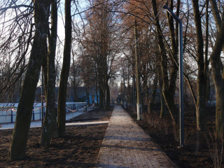 Прогулочные дорожки и детская площадка: в поселке ЗСМ завершают строительство нового сквера