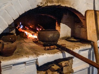 Дело пахнет керосином: пожарные Подмосковья рассказали, как нельзя разжигать печь