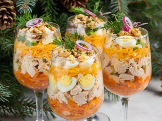 Копченая курица, морковь и пикантный соус — собираем новогодний салат «Медвежья шубка» в бокалах