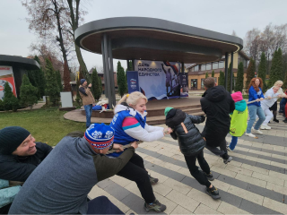 Забег, разминка и перетягивание каната: в Наташинском парке отмечают День народного единства
