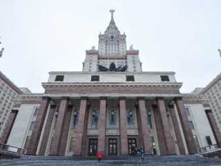 На лекции не с учебниками, а с обогревателями: почему студенты МГУ учатся в зимних куртках