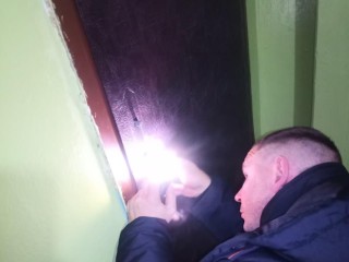 Спасатели помогли соцработнику попасть в запертую квартиру к подопечной в Клину