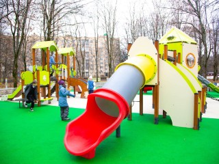 Новые игровые элементы смонтировали на детских площадках в Звездном городке