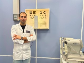 Врач с золотым сердцем и скальпелем: новый хирург‑офтальмолог принимает в Истринской больнице