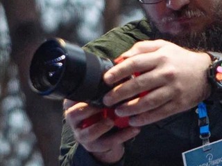 Свитер с оленями помахал рукой: как создать стильные новогодние фото без клише