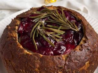 Как приготовить теплое угощение из хлеба, сыра и вишни: рецепт от домохозяйки