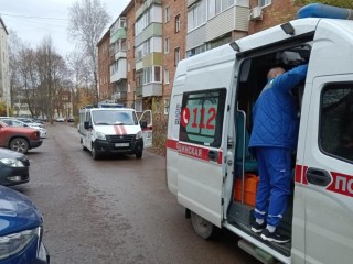 Спасатели помогли медикам транспортировать пенсионерку с гангреной в Кашире