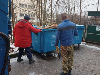 Мусоровозы забирают «добрые крышечки» и макулатуру: как участие в акции помогает детям и окружающей среде