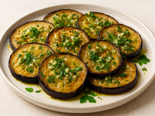 Хрустящая корочка и мягкая сердцевина: запеченные баклажаны с чесночной заправкой, которые делают за 30 минут