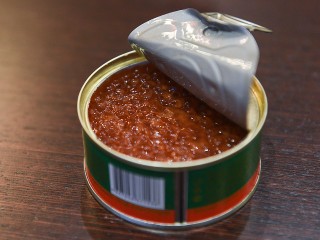 Жительница округа пыталась купить икру по суперцене и осталась ни с чем