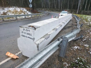 Балка мостового соединения упала с фуры на трассе под Серпуховом