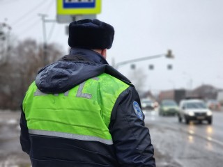 Полицейские взялись за жезлы на время ограничений движения по Горьковскому шоссе