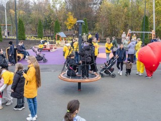 Коммунальщики объяснили замену лавочек в сквере Городка-17