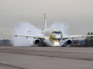 Самолет Superjet-100 испытали в «бассейне» на аэродроме ЛИИ им. Громова