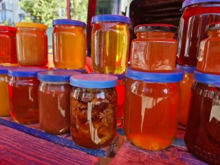 Как выбрать вкусный и свежий мед: гид по сортам для тех, кто путается в баночках