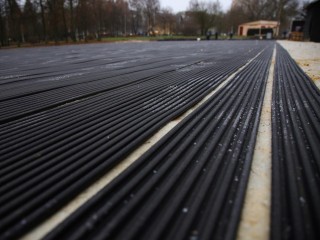 Лед выдержит даже оттепель: каток в парке Новлянская Ривьера начали готовить к открытию