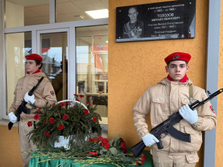 В Апрелевке открыли мемориальную доску первому директору школы Михаилу Толозову