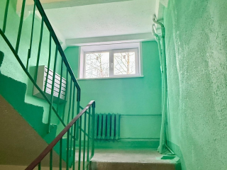 Качеству работ в подъездах на Латышской дали оценку жители и представители властей