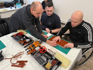 Руки творят, сердце верит: как военнослужащие и люди с инвалидностью осваивают кожевенное ремесло