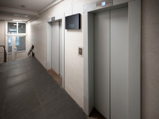 «Можно пожаловаться»: как законно бороться с вещами соседей в подъезде