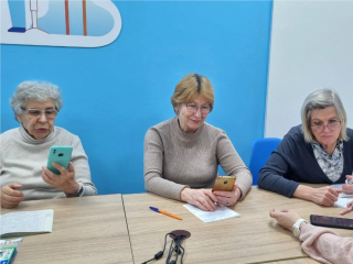 Смартфон в деле: пенсионеров научили «чинить» Красногорск через «Добродел»